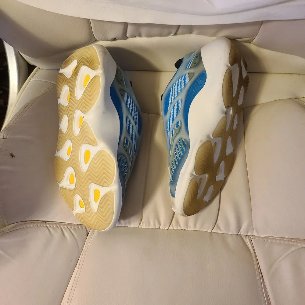 Adidas Yeezy 700 V3 Sneakers